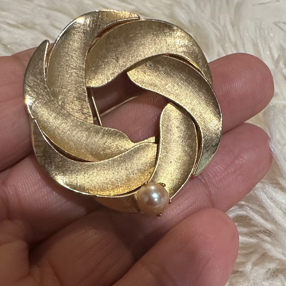 Vintage Elegant Gold Brooch with Pearl Accent